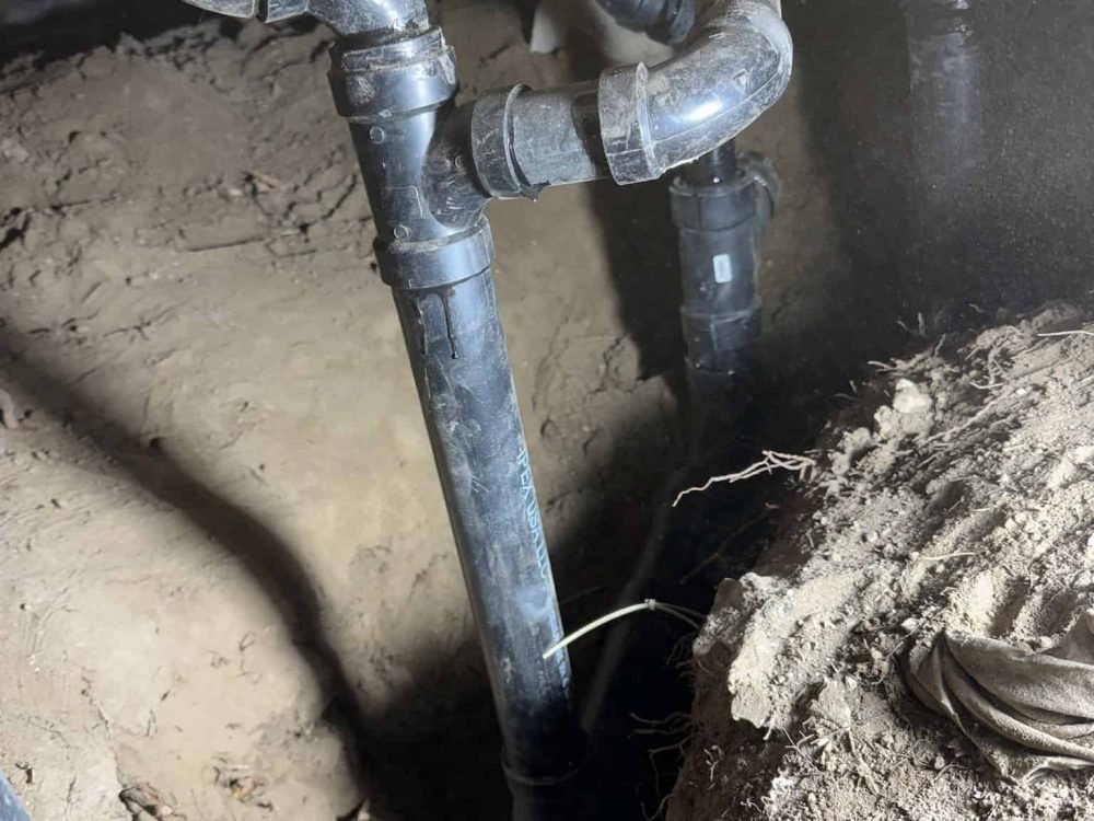 Tuberías de plomería de PVC instaladas para sistemas de agua en construcción residencial o comercial con enfoque en servicios de plomería profesional.